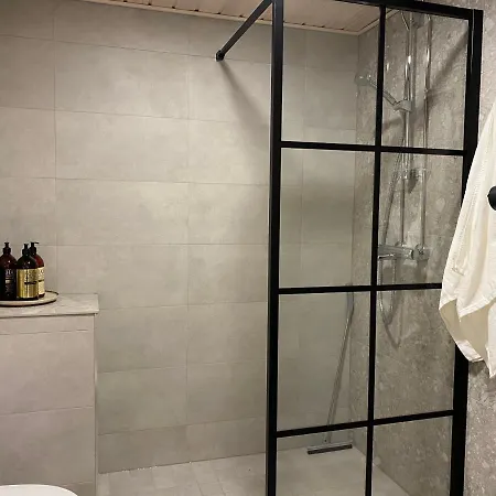 Отель Moderni Ullakkohuoneisto Куопио